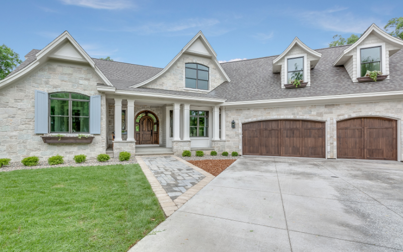 Mortgage Broker vs Bank: Why More Homebuyers Are Choosing Brokerage Loan Options